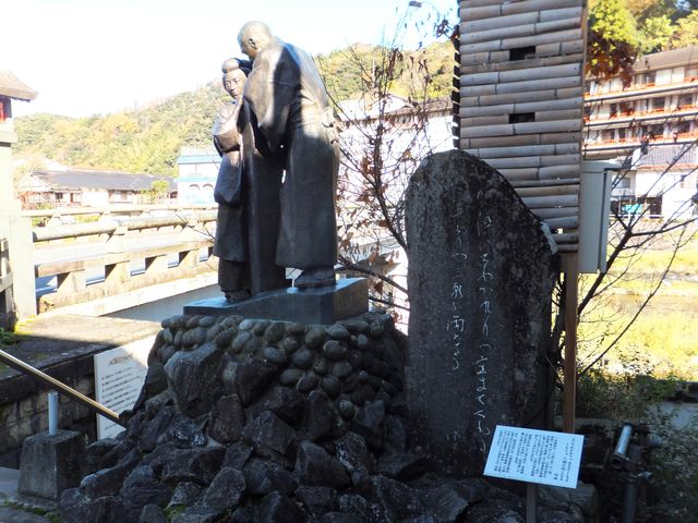 河原風呂に行くには、三朝橋と三朝小唄歌碑の間にある石段を下ります。_河原風呂