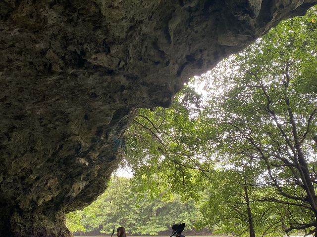 洞窟での記念撮影_OHCUS石垣島