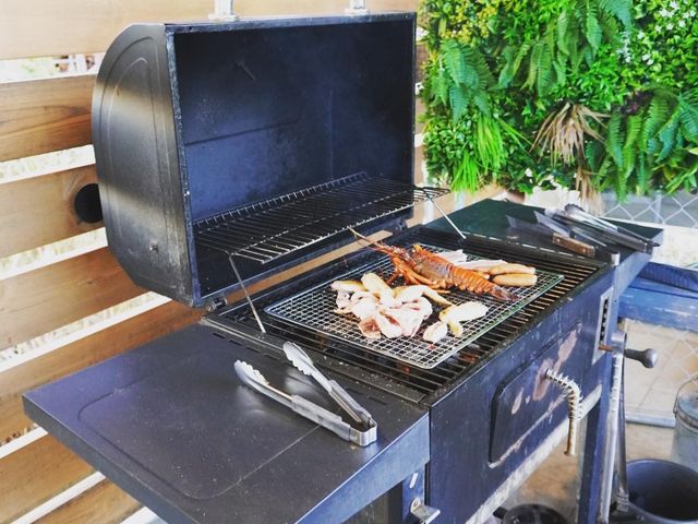 �R���e�i�̊O�ɂ��鉮���t���̃f�b�L�Ńo�[�x�L���[_�p�[�����B���b�W