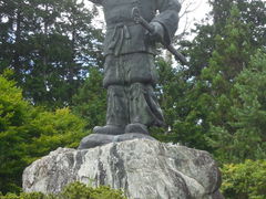 三峯神社を創建したとされる日本武尊の像です - 日本武尊銅像の