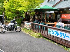 �s���L�[����̃W���[�W�[�q�� �J�b�v���ւ̓��e�ʐ^1