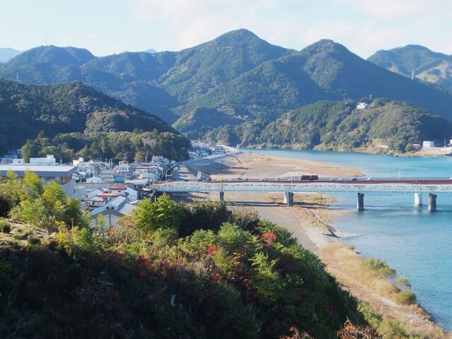 F݁iʐ^j̐X̒ɌF쑬ʑЂ܂B_F