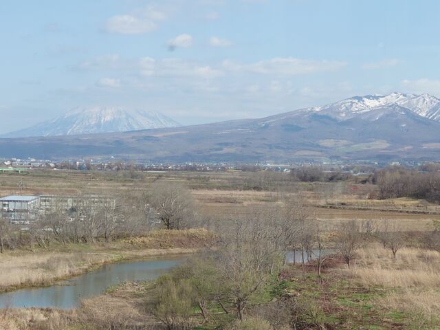 �܂ɉB�ꂽ�r���R�ƃj�Z�R�̎R�X_��