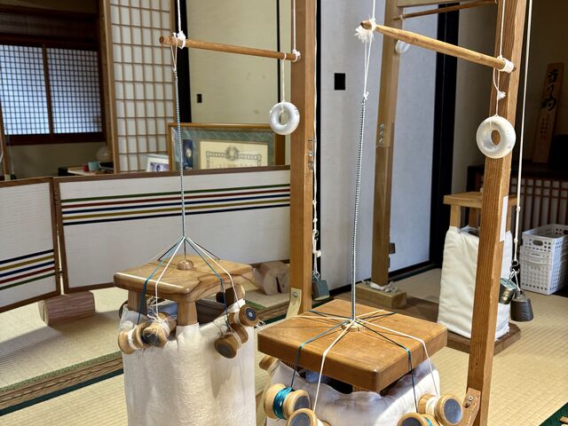 ��̊ԂŁA�p��̑O�ɍ���Α̌��X�^�[�g�B
�������ȕ��ɂ͒Ⴂ�֎q���p�ӂ���Ă܂��B_�������݂Ђ� �F���{�X