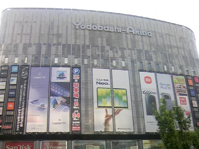 �T���v������̃��h�o�V�}���`���f�B�AAkiba�̓��e�ʐ^1