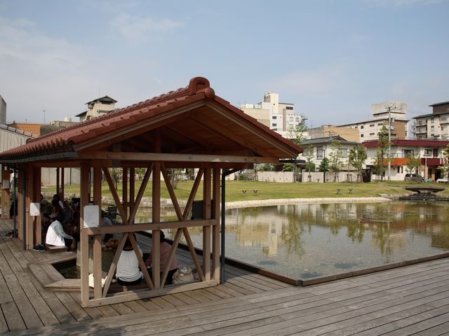 温泉中心部にある砂走公園と無料の足湯_片山津温泉観光協会