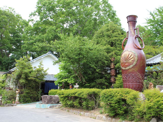 入口には、先代が作った名物【巨大花瓶】がお出迎え。_製陶ふくだ
