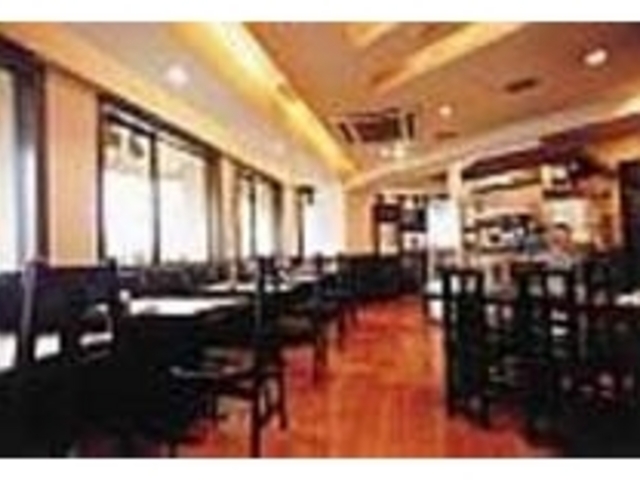 シックなインテリアでまとめられた店内_洋食 黒船亭