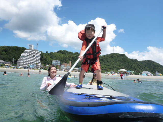 ���߂Ă̎q���B�ɂ́A�w�C���t���[�^�u���i��C�����{�[�h�j�x�g�p�ň��S�I�@�e���q�����A���R�ƏΊ�ɂȂ�̂�SUP�̖��́I�@�FHAPPY�ɂȂ��Ă��܂��̂��B�B_ESTA�@SURF�i�G�X�^�T�[�t�j