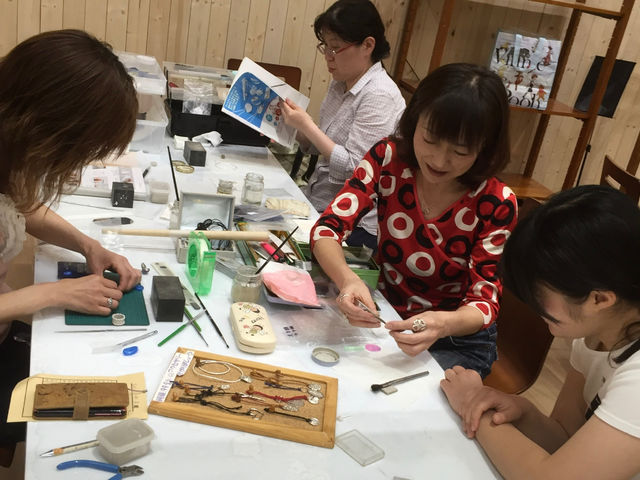 ���b�X�����i��݂�Ȋy�����^���ɐ��쒆��
�V���o�[�C���X�g���N�^�[�̎��i�擾���\�ł���_�킭�킭�V���o�[�A�N�Z�T���[