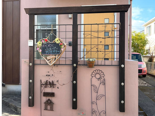 �����������s���N�̊O�ǈ�ˌ���
�Ŕ���_�킭�킭�V���o�[�A�N�Z�T���[