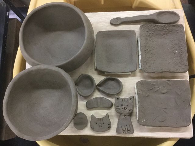 ���A�S�y�ŔL�������A��ɔL�̊G��`�������������Ă܂��B_���S���|�Z���^�[