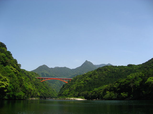 �o�R�Ƃ͂܂��Ⴄ���̖ڐ��Œ��߂鉮�v���̐X�ƎR�̌i�F�͐�i�ł���_aquastyle