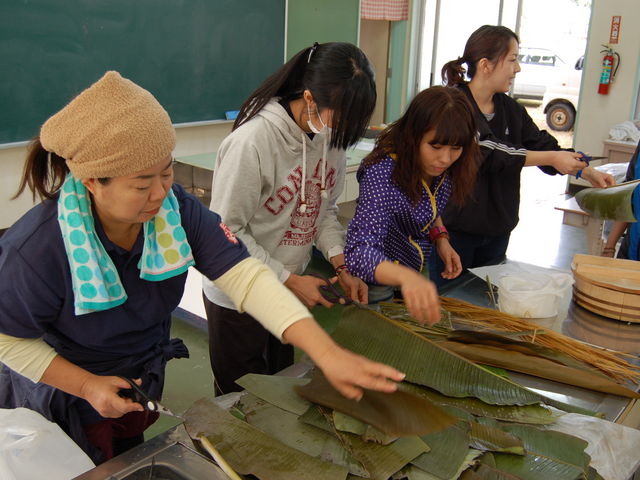 �m�Ԃ⌎���̗t���ς��g���ĉ���̐̂̂�����_���΂���a