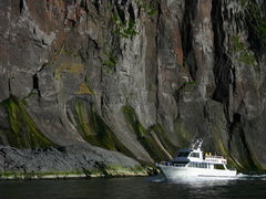 ゴジラ岩観光　カムイワッカクルーザー知床半島ウトロクルーズの写真1
