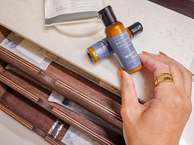 �z���C�g�e�B�[�̍���ɖ������I���W�i���A���j�e�B_�E�F�X�e�B�����X�c���]�[�g