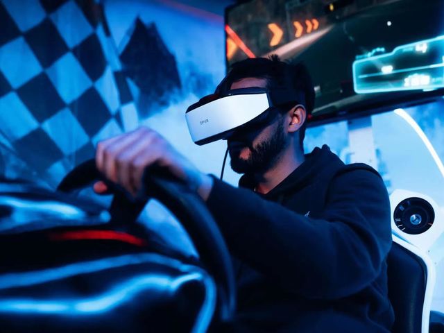 �wFlash Racing�x
���{���㗤�I�T�[�L�b�g��S���͂ŋ삯������u�����ƗՏꊴ����VR���[�V���O��̊��I_RED��TOKYO TOWER