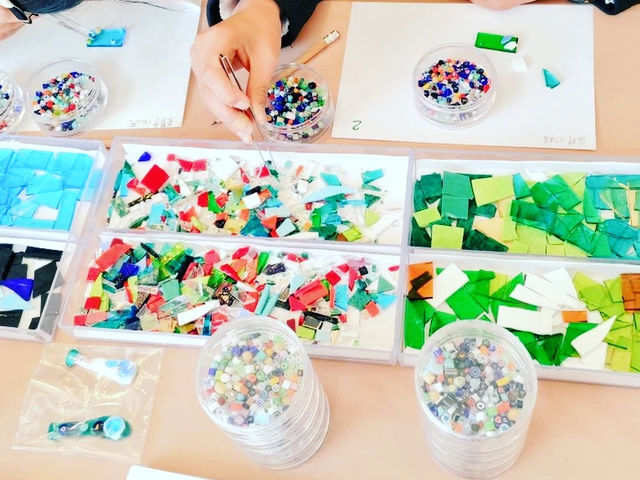 �C�X�ɂ����蒸���܂��āA�e�[�u���ő̌��o���܂��B�����Ȃ��q�l����o���܂��̂ŁA���Аe�q�̌��̑f�G�Ȏv���o����_�x�l�`�A���K���X�J�t�F ���̉�