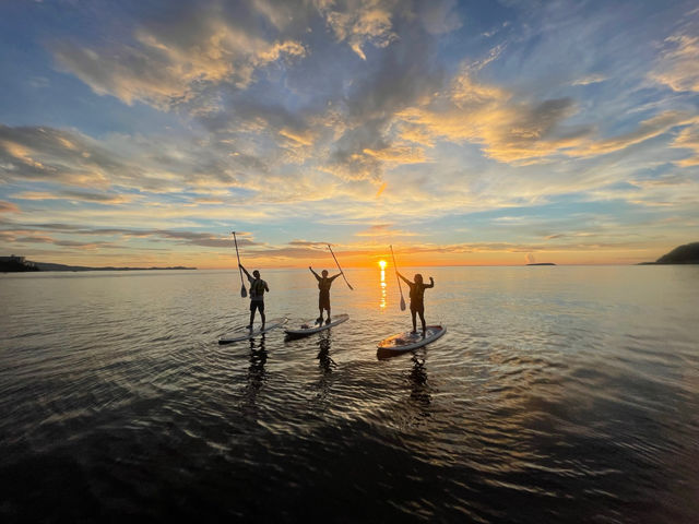 ���R�𑶕��Ɋ����Ȃ����SUP�͐S������f���炵���̌��ł��B���ɓ��̏o�̎��ԑт͌��z�I�Ȍi�F���y���ނ��Ƃ��ł��܂��A�����̂�����͂��В��ڂ��₢���킹��������_�C�̉��F