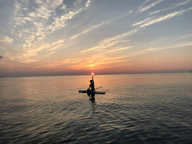 ���R�𑶕��Ɋ����Ȃ����SUP�͐S������f���炵���̌��ł��B���ɓ��̏o�̎��ԑт͌��z�I�Ȍi�F���y���ނ��Ƃ��ł��܂��A�����̂�����͂��В��ڂ��₢���킹��������_�C�̉��F