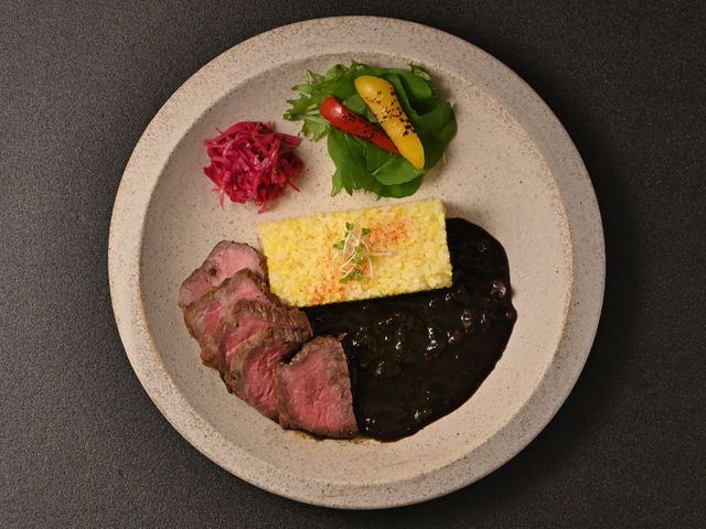 赤牛をはじめ様々な食材のだしでじっくり煮込んだ他では味わえないハヤシライス!_えらく屋