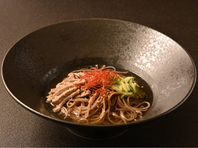 黒川冷麺!赤牛を使用して出汁をとった飲み干せるスープ。温・冷選べて、3種の味変もお楽しみいただけます♪_えらく屋