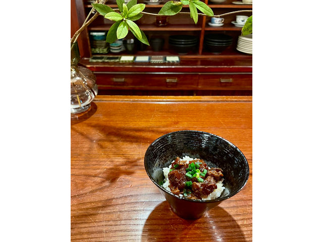 トロトロ牛すじ煮込丼。ミニサイズからお選びいただけますので小腹の空いた時にもピッタリ!_えらく屋