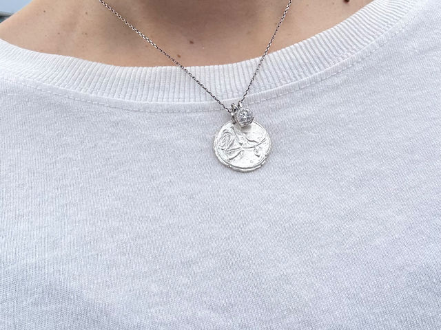 �V���o�[�`���[���ɂ��y���_���g�g�b�v�ɂ��Ȃ�A�o���̃I�[���h�R�C�����A�C�e���B
���_�C���͕t���܂���B_��H�[ �ʂ�