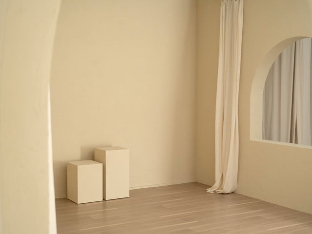 �B�e�X�^�W�I�@�x�[�W���̃v���[���ȕǂƑ傫�ȃA�[�`��_ANTWARP STUDIO