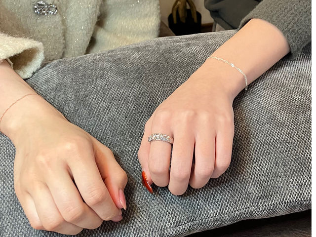 �F�B�ƃu���X���b�g_Permanent Jewelry �i��