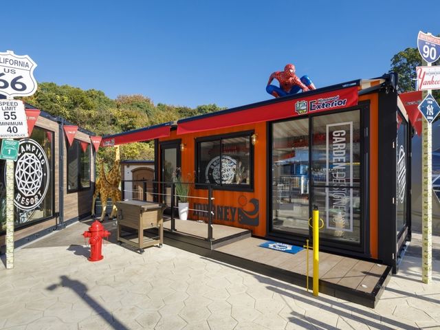 �{�ݓ��̎������ׂ̗ɂ́A���R�Ɏg������K�ȃR���e�i�n�E�X�̃v���C�x�[�g��Ԃ��B_�Ђ܂��L�b�`��