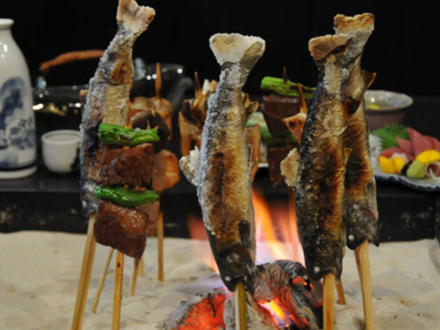 焼きあがる地元産の岩魚やお野菜、海の幸・山の幸・・・_永源寺温泉八風の湯