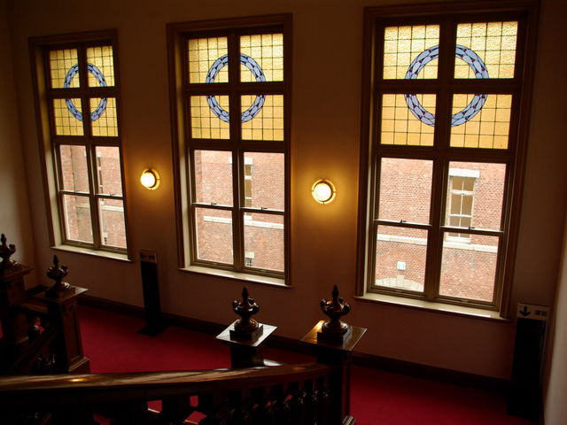 �؂̃s�J�s�J�̎肷�肪�������K�i�B���ւƓ������`�[�t�̃X�e���h�O���X�B_���Ċ�(�R�`�����y�فj