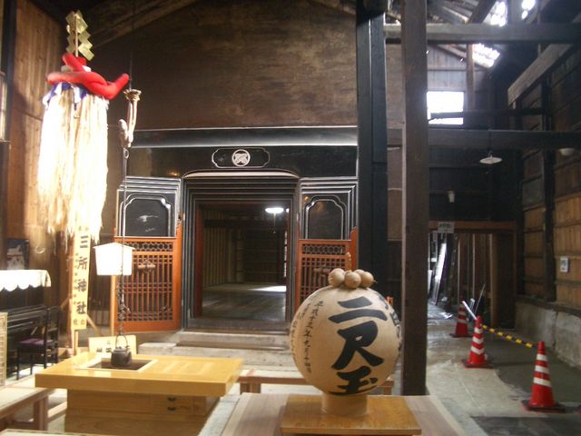 �摜�́u���̉w�v�������Ă��錚���u���Ε������X�v�̓����B_��ʎВc�@�l���c���ό�����