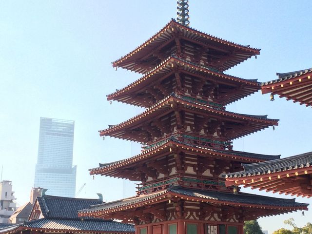 五重塔と仁王門 あべのハルカス300を望む_四天王寺