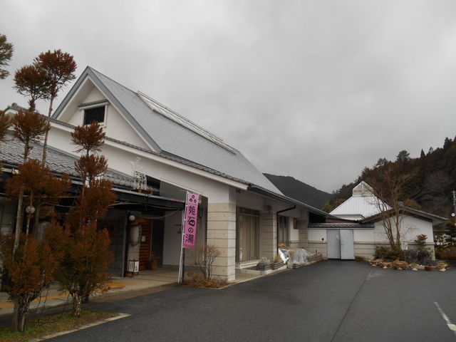 ���̉w���畹�݂���Ă���P�΂̓��ł��B_���̉w �ɐ��{�X�����