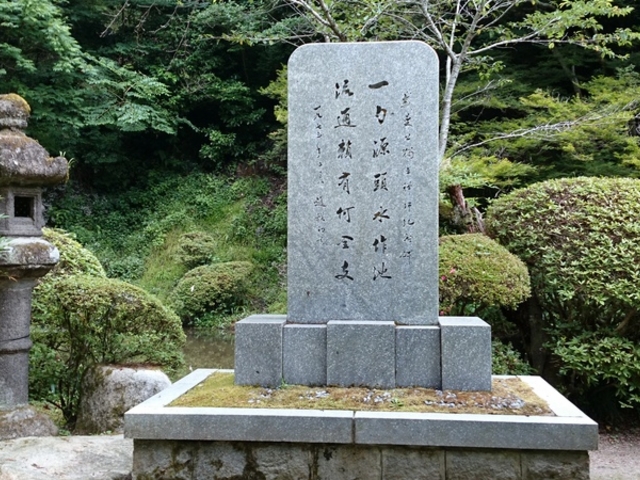 ����҂�����̓Ɨ��T�t�̋L�O��̓��e�ʐ^1