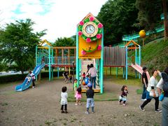 楽園　のんびり 芝生広場，遊具，からくり時計，個性的な噴水 - びんぐしの里公園の