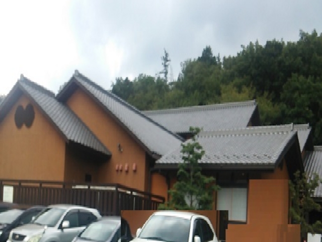 純日本風瓦屋根の建物_天然温泉 三峰