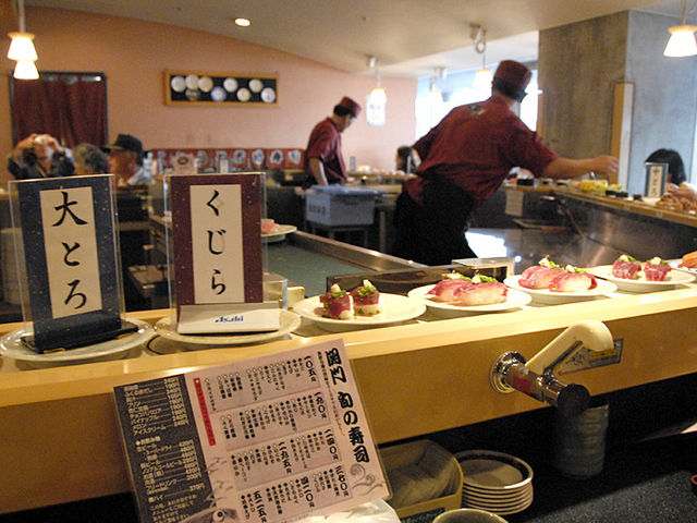 カウンターの向こうには、テーブル席もあります_海転からと市場寿司