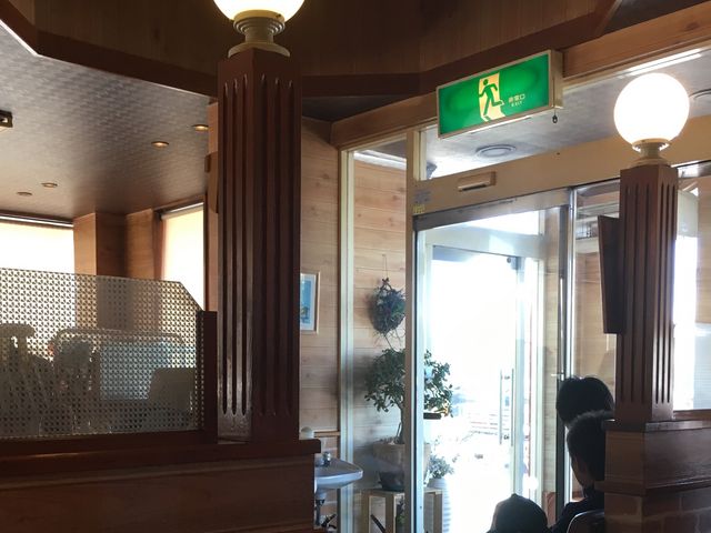 iȂ猩XEot߁Bʐ^艜ɋ։{bNXȁA̍Xɉɂ~ȂgC݂B_Xe[LnEXc