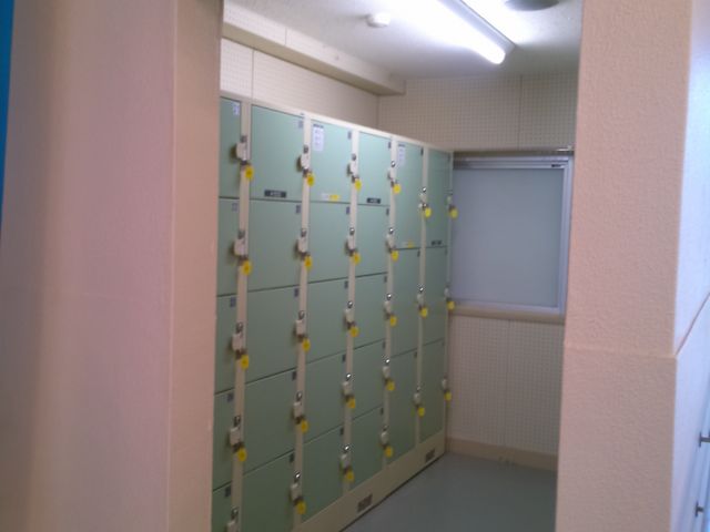 �w�u�������v�̕����ɂ́A���b�J�[�x�B_���̉w �ۓc���w�Z