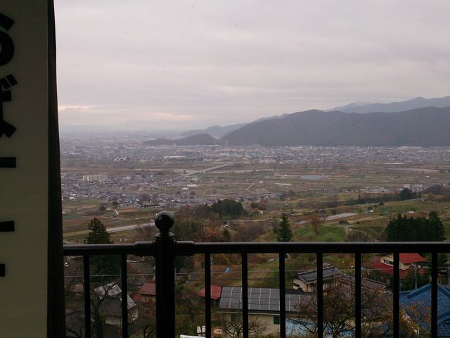 JR�H�̉w�z�[������̌i�ρB_�H��