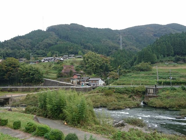 �w�����𗬂���_���̉w �a