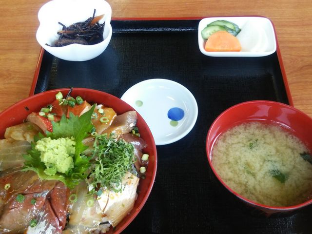 ���t�̂����ߊC�N���B���݂̂���V�N�Ȃ��h�g����������ڂ��Ă��āA���������I_���̉w�Ƃ݂�����f��y��