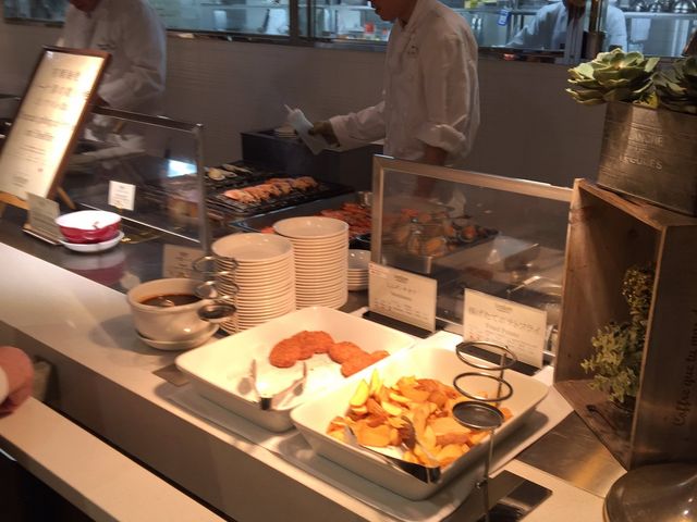 �ڂ̑O�ō���Ă���܂��I_�����z�e�����o���g����