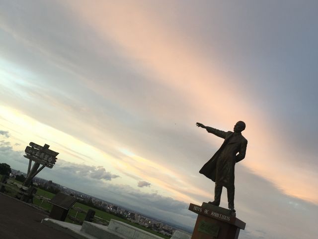 �[�Ă��̃N���[�N��_�����ۂ�r���u�W�]��