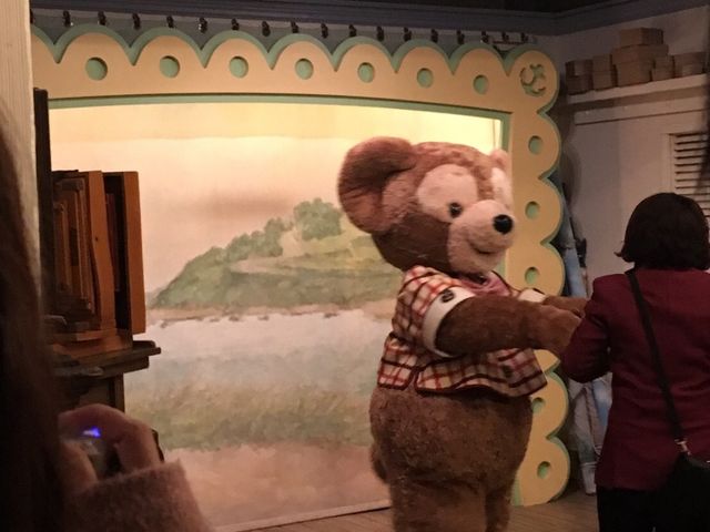 �A�g���N�V�����̈�́A�_�b�t�B�[�Ǝʐ^���B��Ƃ��ɎB�e�������̂ł��B_�����f�B�Y�j�[�V�[(R)