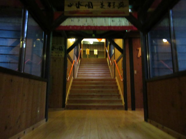 �����ւ̊K�i_���R�X�щ���@�݂炭���