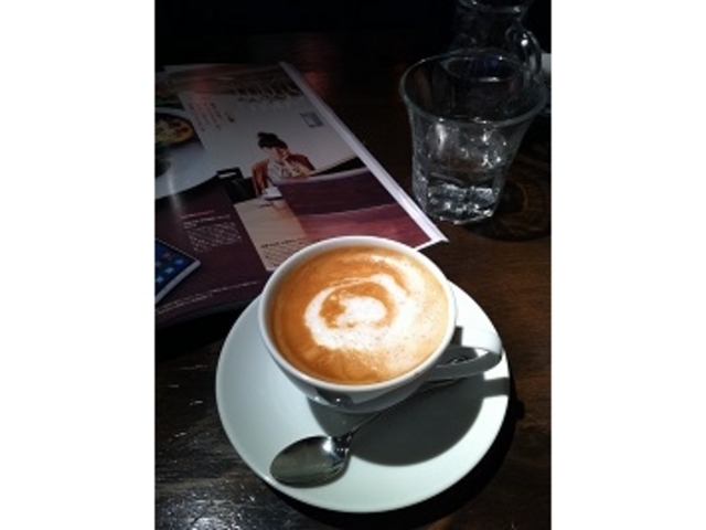 䂫Ȃ̃JtF&o[ AZ̓eʐ^1